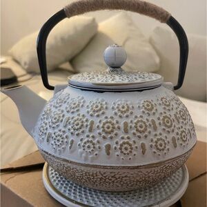 Elegant White and Gold ceramic Teapot with Stand